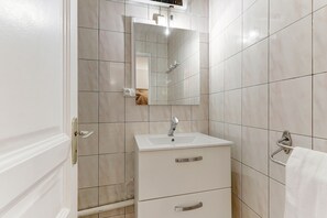 Sèche-cheveux, serviettes fournies