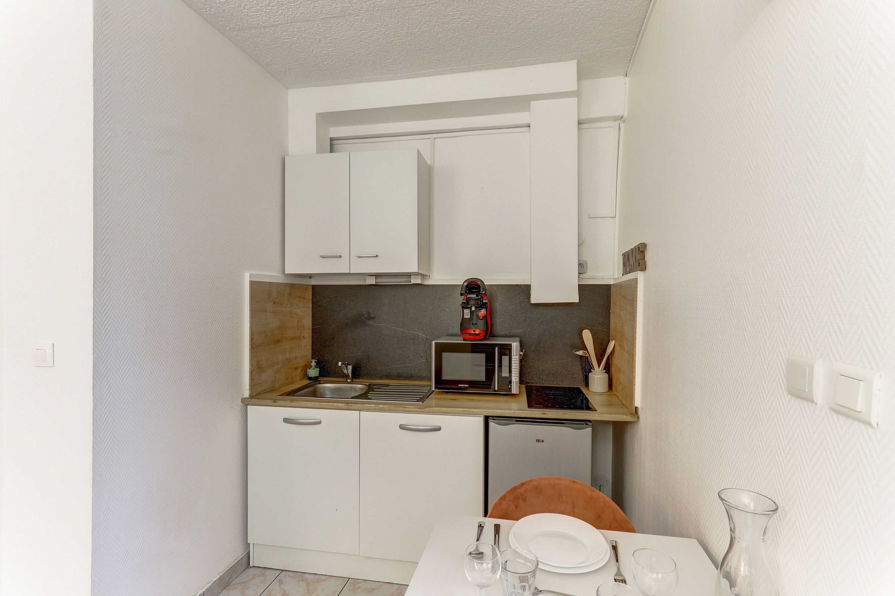 Kjøleskap, mikrobølgeovn, kaffetrakter/tekoker og brødrister