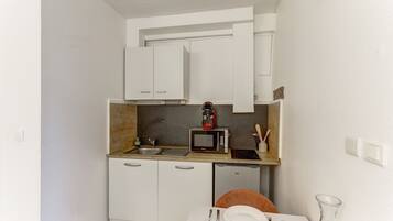 Kjøleskap, mikrobølgeovn, kaffetrakter/tekoker og brødrister