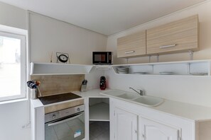 Kühlschrank, Mikrowelle, Ofen, Wasserkocher mit Kaffee-/Teezubehör