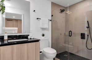Shower, hair dryer, towels, soap - District 225 Modern Living Close to Bayside (Miami)