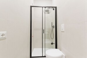 Regadera, secadora de cabello, bidet, toallas 