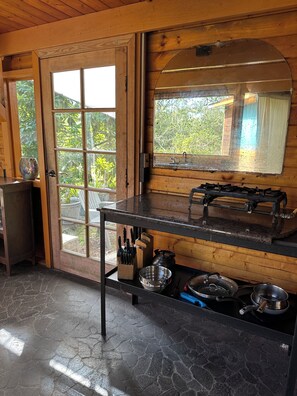 Interior - Glam camping in a private artistic solar eco-cabin (Keaau)