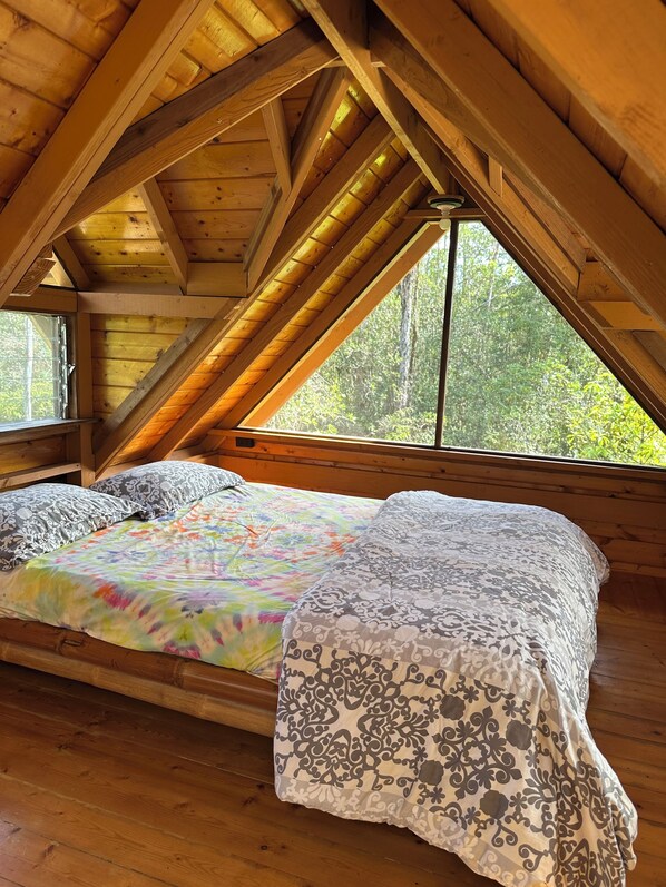 1 bedroom, WiFi, bed sheets - Glam camping in a private artistic solar eco-cabin (Keaau)