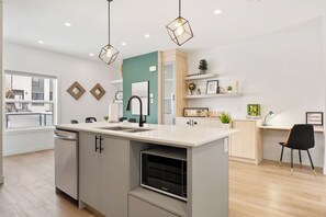 Interior - LUX Modern 3BD| 7 mins DT| Garage, AC, Fireplace (Calgary)