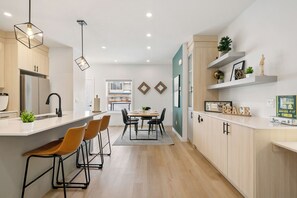 Dining - LUX Modern 3BD| 7 mins DT| Garage, AC, Fireplace (Calgary)
