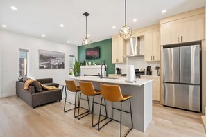 Interior - LUX Modern 3BD| 7 mins DT| Garage, AC, Fireplace (Calgary)