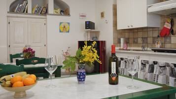 Room, 1 Bedroom, Smoking, Garden View | Dining