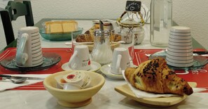 Room, 1 Bedroom, Smoking, Garden View | Dining - Room-exclusive Eco-lodge Retreat in Trie (Trieste)