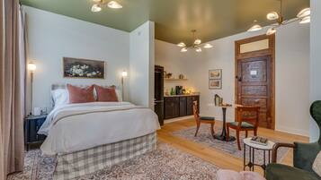 Blackout curtains, soundproofing, iron/ironing board, free WiFi