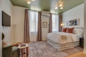 Unclassified image, 4 of 36, button - The Downtown Post The Coleman Suite (Elizabethton)