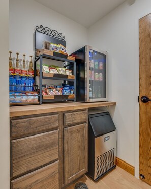 Deluxe Studio Suite | Gift shop - The Downtown Post The Coleman Suite (Elizabethton)