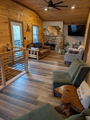 Smart-TV, Kamin, Videospiele, Bücher