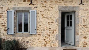 A stone building with a window and a door. - La Closerie blanche - 5km Le Mans - Wifi (Yvré-l'Évêque)