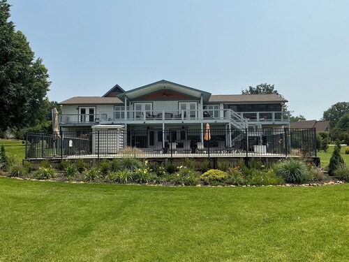 Lake Oconee Waterfront Retreat - 4bd/4ba with Pool, Spa, Dock, Ping-Pong & More!