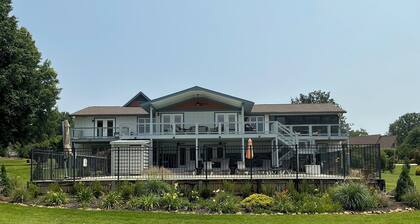 Lake Oconee Waterfront Retreat - 4bd/4ba with Pool, Spa, Dock, Ping-Pong & More!