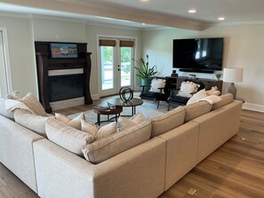 Smart TV, fireplace, table football, ping pong - Lake Oconee Waterfront Retreat - 4bd/4ba with Pool, Spa, Dock, Ping-Pong & More! (Eatonton)