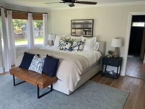 4 slaapkamers, een bureau, een strijkplank/strijkijzer, reisbedje