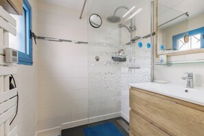 Dusch, hårtork och handdukar