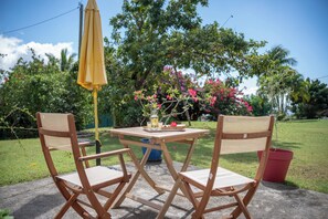 Outdoor dining - L’écrin - 40 m² - Entre mer et volcan (Baillif)