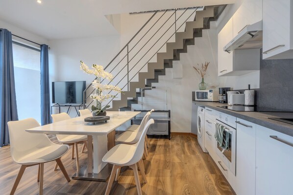 Microwave, oven, dishwasher, coffee/tea maker
