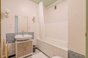 Sèche-cheveux, serviettes fournies