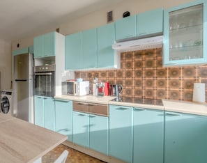 Kühlschrank, Mikrowelle, Ofen, Herdplatte