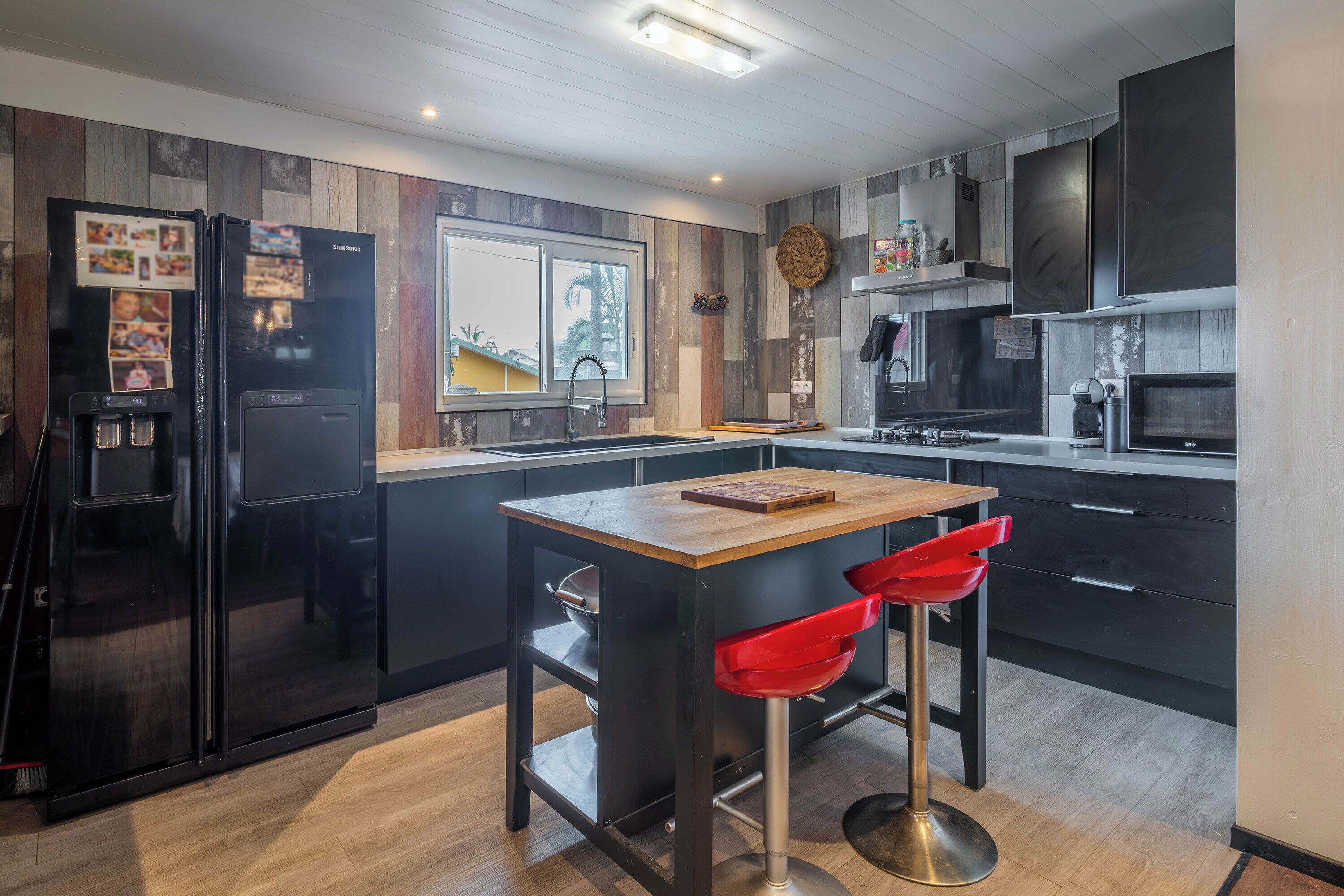 Fridge, microwave, oven, coffee/tea maker