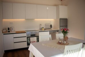 Fridge, microwave, oven, stovetop - CasadoZé - Ihr privates Ferienhaus mit Pool und Gartenblick in Arcos de Valdevez (Arcos de Valdevez)