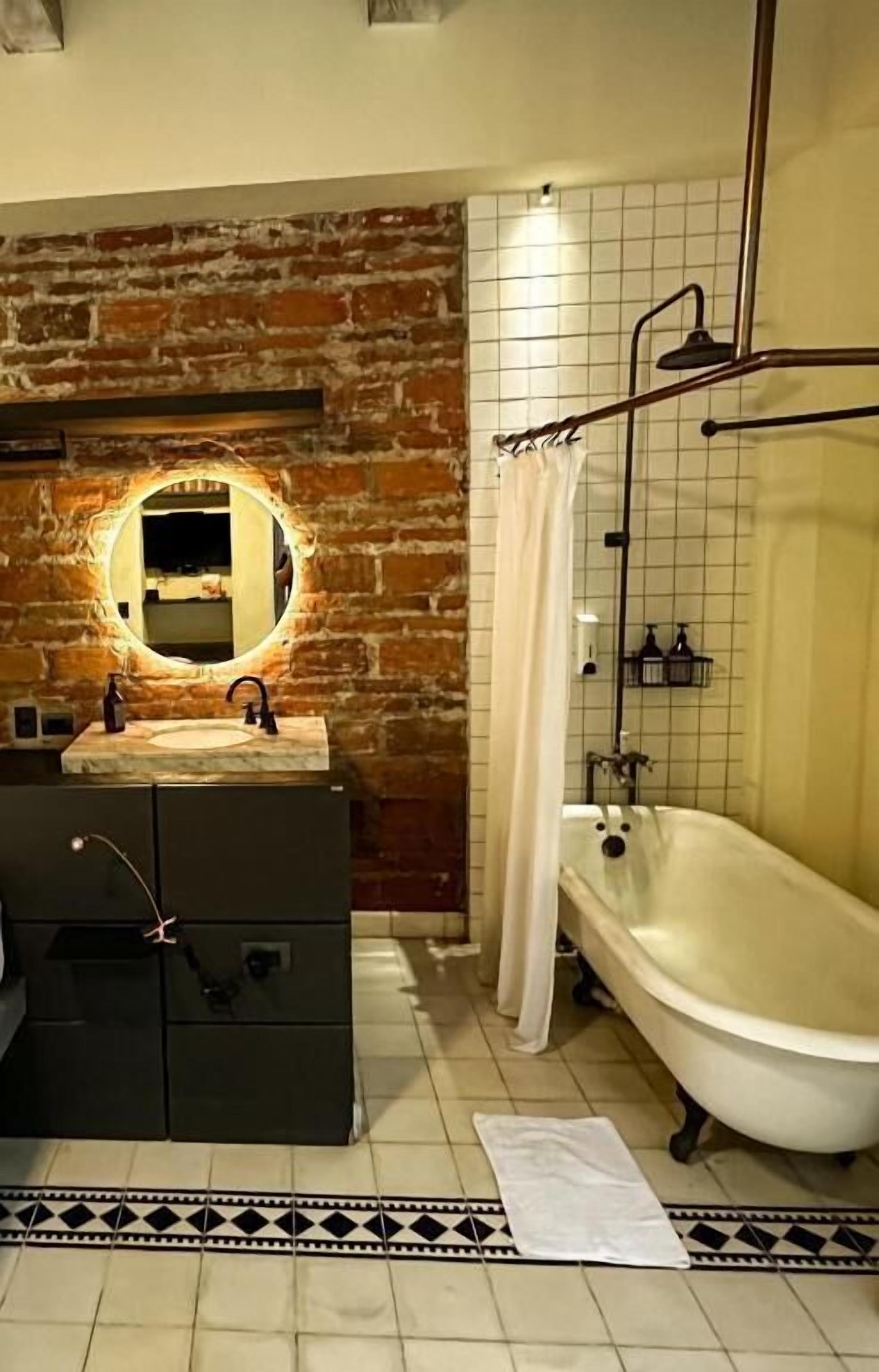 Deluxe Suite, Patio, Garden View | Bathroom