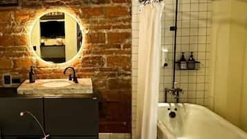 Deluxe Suite, Patio, Garden View | Bathroom