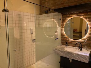 Standard-sviitti, patio, näköala puutarhaan | Kylpyhuone