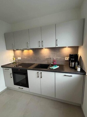 Jääkaappi, mikroaaltouuni, uuni, liesi