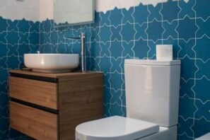 Dusche, Haartrockner, Bidet, Handtücher