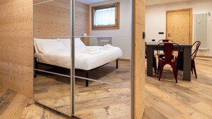 Una camera moderna con un letto, una scrivania e una sedia.