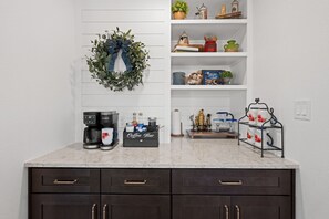 Interior - Blanco Mariposa - Hot Tub & Fire Pit (Fredericksburg)