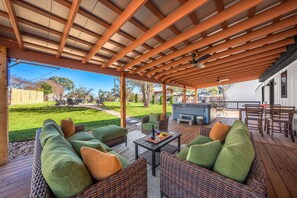 Outdoor dining - Blanco Mariposa - Hot Tub & Fire Pit (Fredericksburg)