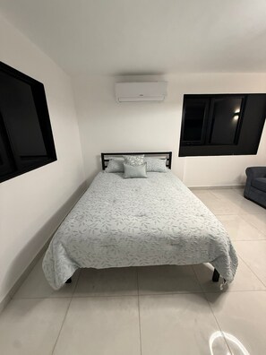1 bedroom, WiFi - NEW Modern 1BR Apartment in Carolina  AC, Wi-Fi & Great Location (Carolina)