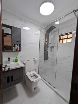 Towels, soap, toilet paper - Modern House Close to Airports (Nairobi)