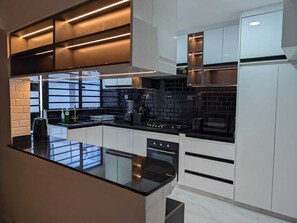 Private kitchen - Modern House Close to Airports (Nairobi)