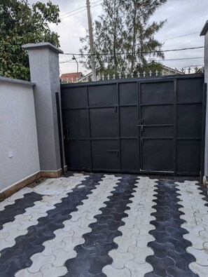 Property grounds - Modern House Close to Airports (Nairobi)