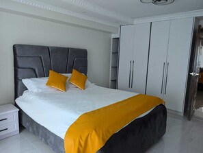 4 bedrooms, iron/ironing board, WiFi, bed sheets - Modern House Close to Airports (Nairobi)