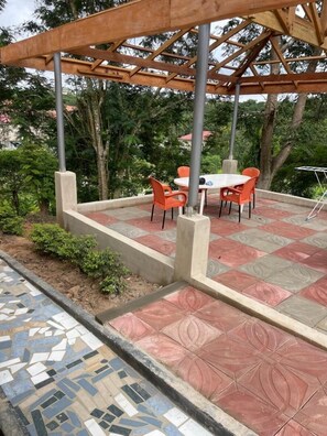 Outdoor dining - Tranquility Haven: Charming 2-bedroom house with AC in adorable Cape Coast (Cape Coast)