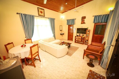Tranquility Haven: Charming 2-bedroom house with AC in adorable Cape Coast