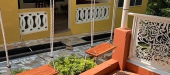 Tranquility Haven: Charming 2-bedroom house with AC in adorable Cape Coast