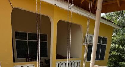 Tranquility Haven: Charming 2-bedroom house with AC in adorable Cape Coast