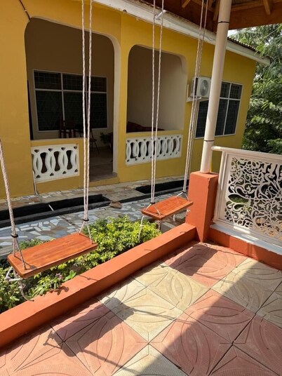 Tranquility Haven: Charming 2-bedroom house with AC in adorable Cape Coast