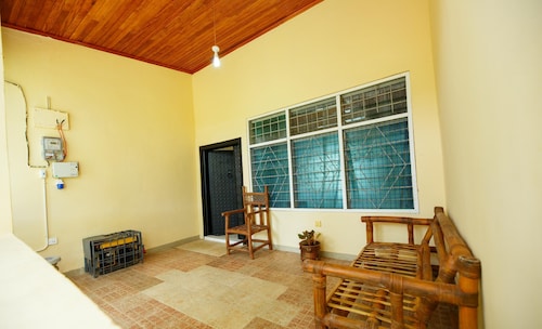 Tranquility Haven: Charming 2-bedroom house with AC in adorable Cape Coast
