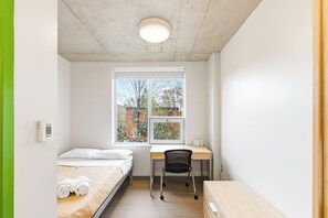 Desk, laptop workspace, free WiFi, bed sheets - Henderson Residence University of Ottawa  (Ottawa)
