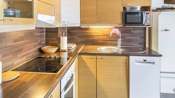 Fridge, microwave, dishwasher, cookware/dishes/utensils